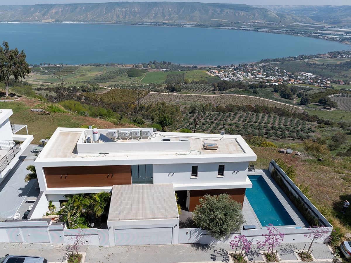 Vue aérienne de la villa et de sa piscine à Poria Illit, dominant le lac de Tibériade et les hauteurs du Golan