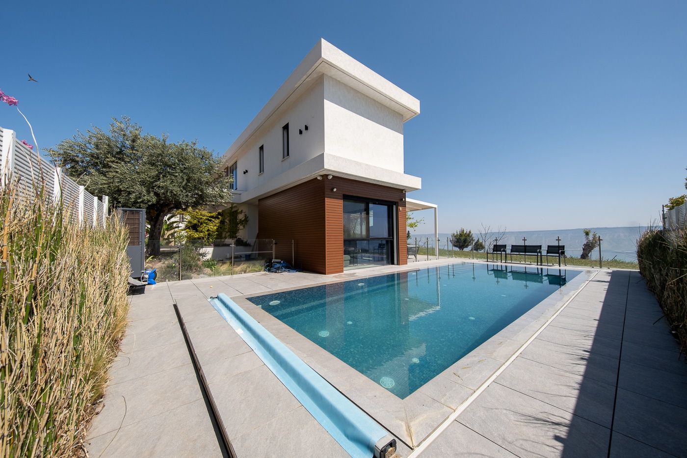 La piscine de la villa, bordée de terrasses, face au lac de Tibériade