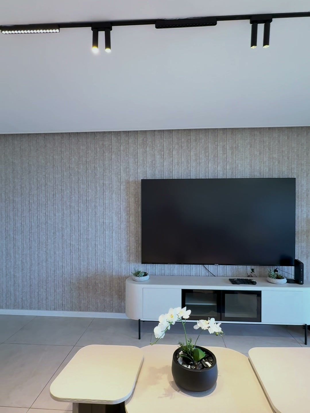 Salon avec meuble TV et tables basses