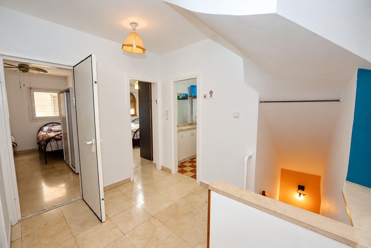 Palier de l’étage desservant les chambres et une salle d’eau