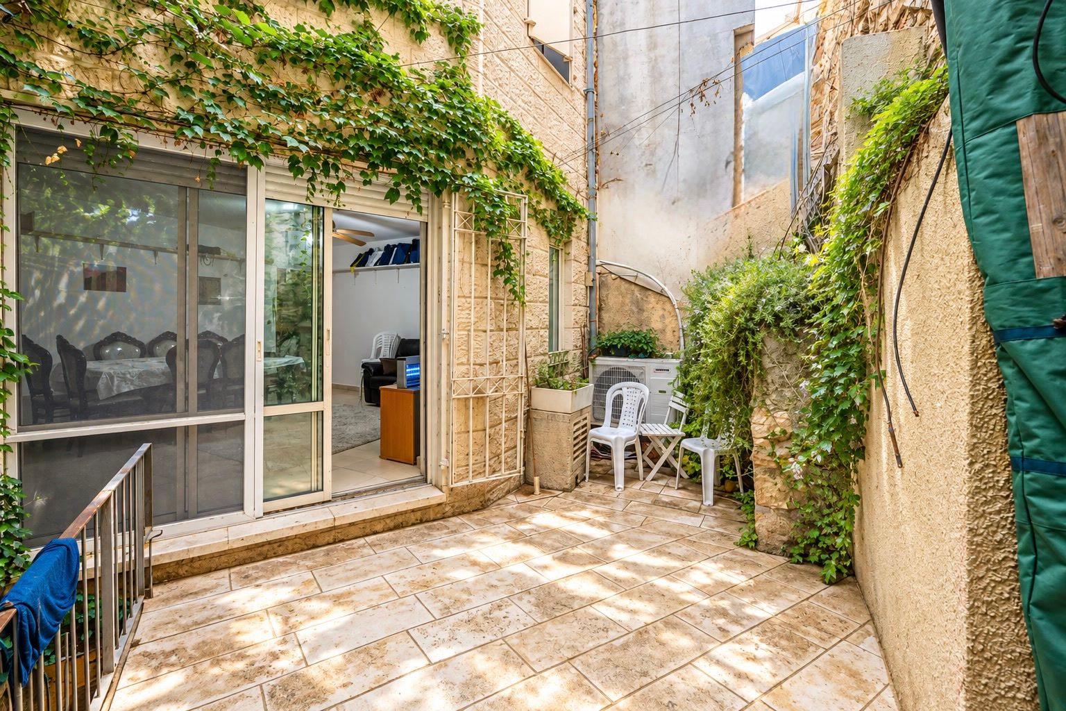 La cour pavée vue depuis la porte-fenêtre du séjour