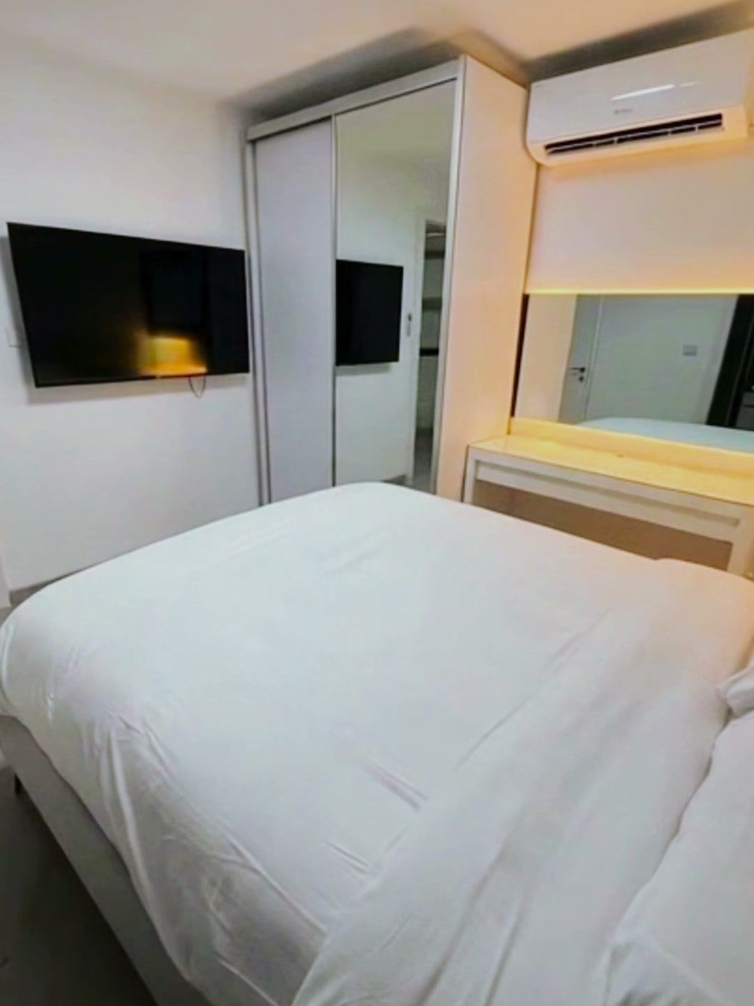 Chambre avec penderie et téléviseur