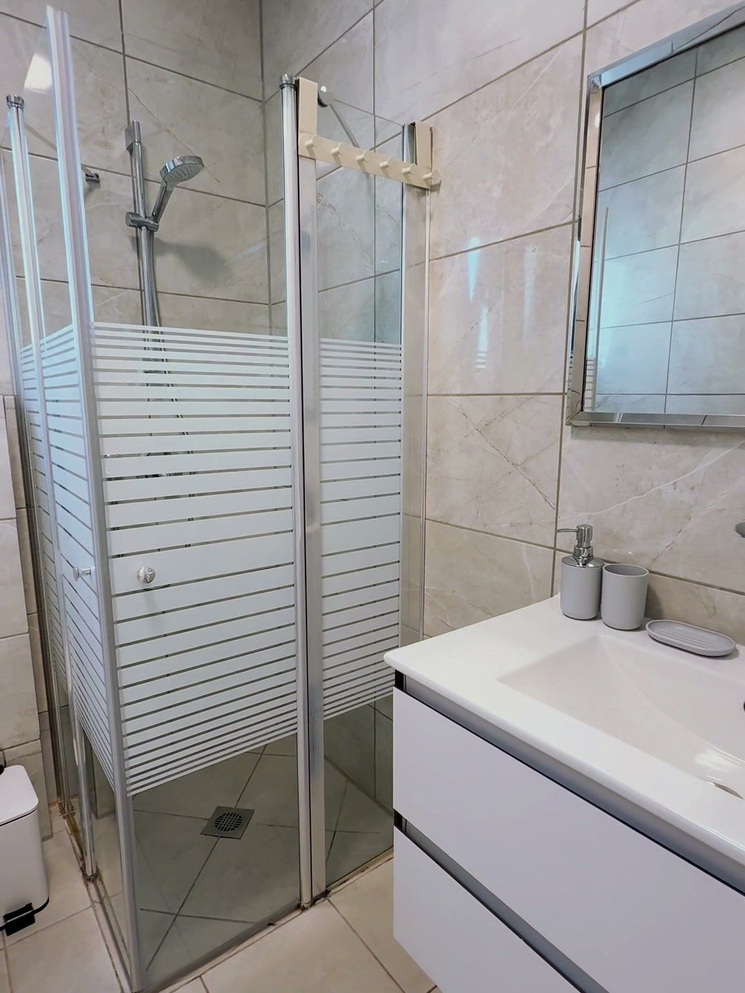 Salle d’eau avec douche vitrée