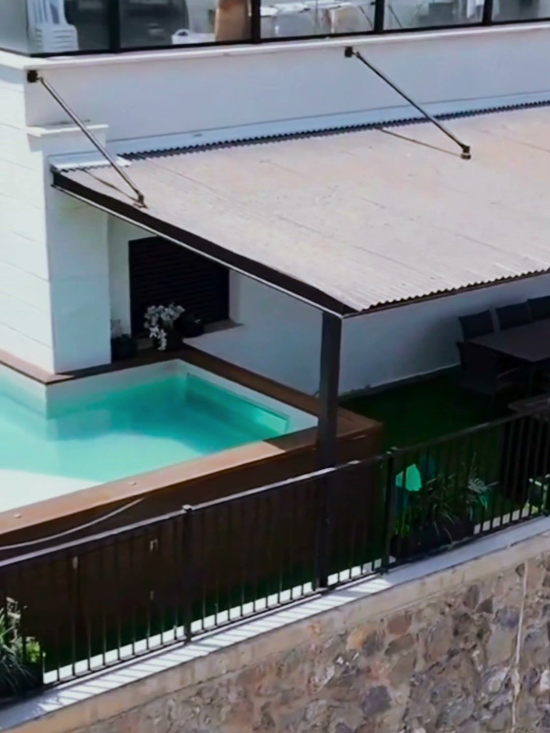 Vue en hauteur de la piscine et de l’espace extérieur de l’appartement